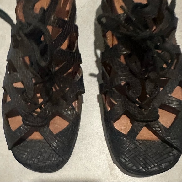 GENTLE SOULS GLADIATOR SANDAL - Picture 4 of 4